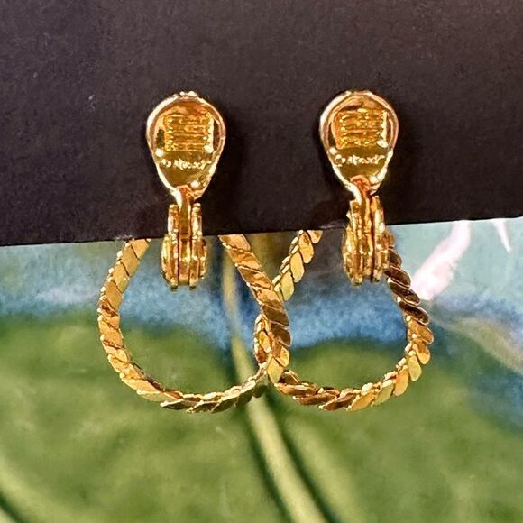 Vintage Monet Chain Hoop Clip On Earrings in Goldtone EXCELLENT - Picture 3 of 4